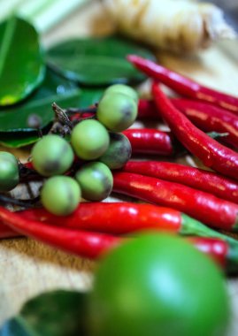 Tay çorbası yemek pişirmek için malzemeler. Sebze masanın üzerinde. Ünlü Asya gıda.