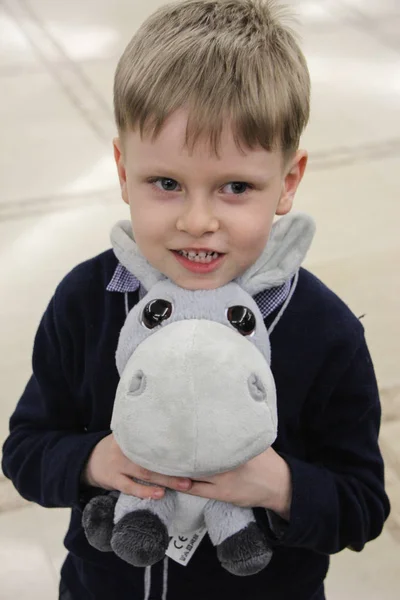 Ragazzino Con Giocattolo Emozioni Del Bambino — Foto Stock