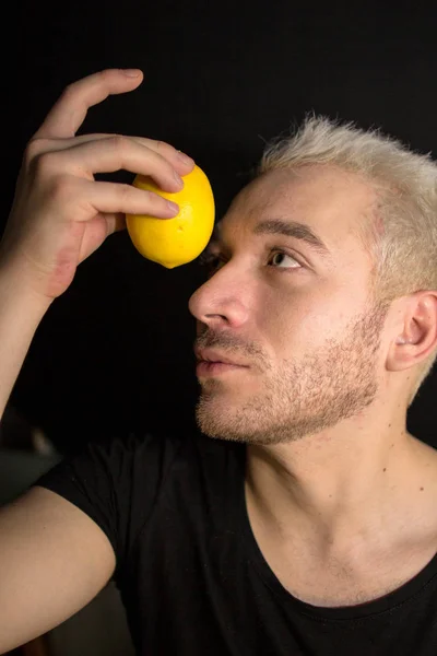 Retrato Jovem Barbudo Homem Segurar Limão Pela Cara Homem Olhar — Fotografia de Stock
