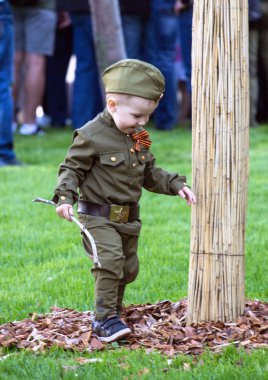 2018.09.05, Moscow, Rusya Federasyonu. Zafer Bayramı Moskova'da. Yeşil çim zemin üzerine askeri üniformalı küçük çocuk.