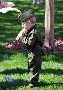 2018.09.05, Moscow, Rusya Federasyonu. Zafer Bayramı Moskova'da. Üniformalı sandviç ile küçük bir çocuk.