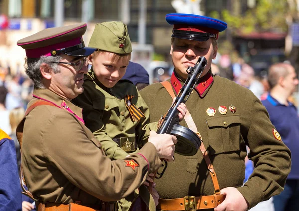 2018 Moskwa Rosja Dzień Zwycięstwa Moskwie Dwóch Mężczyzn Mały Chłopiec — Zdjęcie stockowe