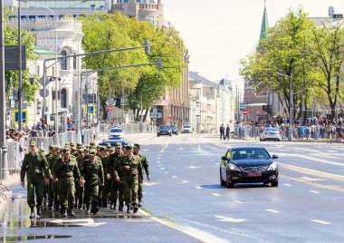 2018.09.05, Moscow, Rusya Federasyonu. Zafer Bayramı Moskova'da. yolda yürüyen sütun. Cityscape Moskova zafer günü.