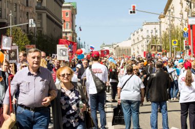 2018.09.05, Moscow, Rusya Federasyonu. Zafer Bayramı Moskova'da. Ölümsüz alayın Moskova Caddesi üzerinde. Dünya Savaşı 2 yakınları hatırlamak binlerce Mart.