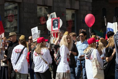 2018.09.05, Moscow, Rusya Federasyonu. Zafer Bayramı Moskova'da. Ölümsüz alayın Moskova Caddesi üzerinde. Dünya Savaşı 2 yakınları hatırlamak binlerce Mart.