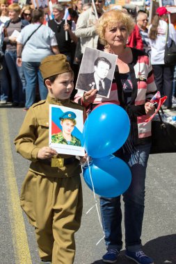 2018.09.05, Moscow, Rusya Federasyonu. Zafer Bayramı Moskova'da. Ölümsüz alayın Moskova Caddesi üzerinde. Dünya Savaşı 2 yakınları hatırlamak binlerce Mart. Çocuk şenlikli topları ile askeri üniformalı.