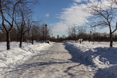 2019.02.19, Moskova, Rusya. Yolun, kilisenin ve sokak lambasının kış manzarası mavi gökyüzünün arka planında.