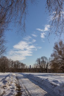 2019.02.19, Moskova, Rusya. Yolun, kilisenin ve sokak lambasının kış manzarası mavi gökyüzünün arka planında.