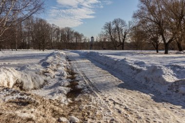 2019.02.19, Moskova, Rusya. Yolun, kilisenin ve sokak lambasının kış manzarası mavi gökyüzünün arka planında.