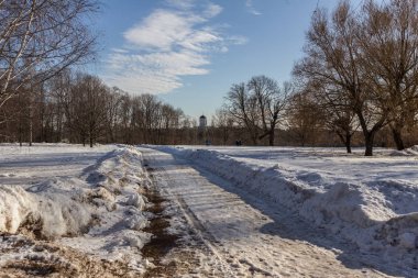 2019.02.19, Moskova, Rusya. Yolun, kilisenin ve sokak lambasının kış manzarası mavi gökyüzünün arka planında.