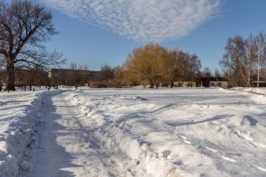 2019.02.19, Moskova, Rusya. Ufuk çizgisi ve elma bahçesi olan kış şehirleri. Kış parkında dolaşıyorum..