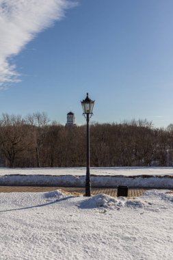 2019.02.19, Moskova, Rusya. Yolun, kilisenin ve sokak lambasının kış manzarası mavi gökyüzünün arka planında.