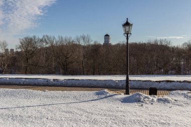 2019.02.19, Moskova, Rusya. Yolun, kilisenin ve sokak lambasının kış manzarası mavi gökyüzünün arka planında.