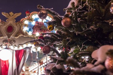 2019.01.13, Moskova, Rusya. Yeni Yıl Ağacı 'nda süslü oyuncaklar. Atlıkarıncanın arka planında.. 