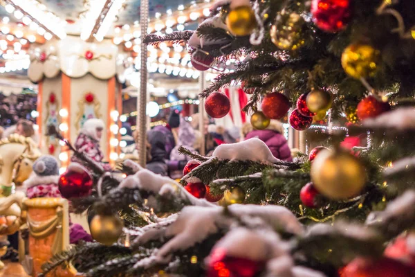 2019.01.13, Moskova, Rusya. Yeni Yıl Ağacı 'nda süslü oyuncaklar. Atlıkarıncanın arka planında.. 