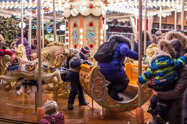 2019 Moscou Rússia Crianças Pais Cospem Carrossel Entretenimento Inverno Pessoas — Fotografia de Stock