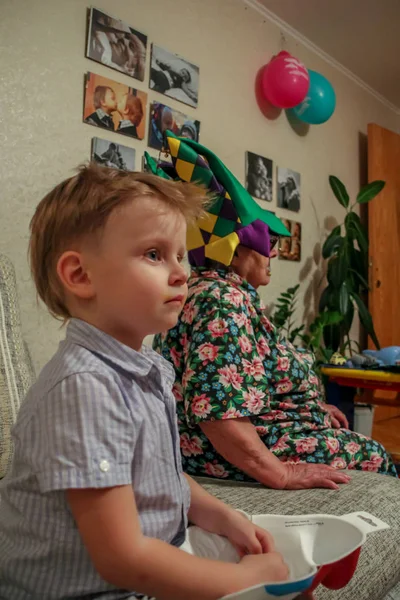 2012 Maloyaroslavets Rusia Niño Una Bisabuela Sentados Sofá Viendo Tele —  Fotos de Stock