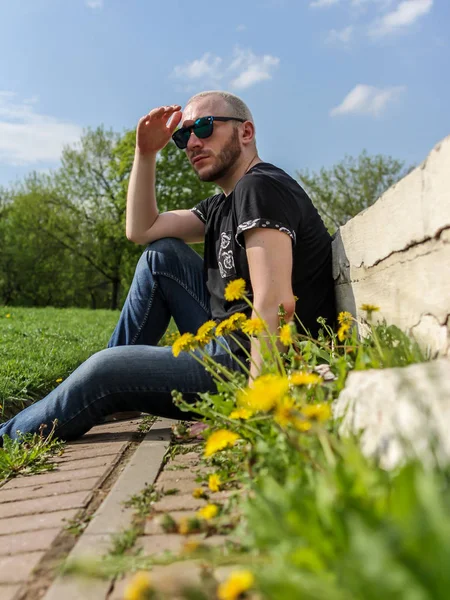 2019 Moscow Russia Young Bearded Blonde Man Sitting Ruins Spring — Stock Photo, Image