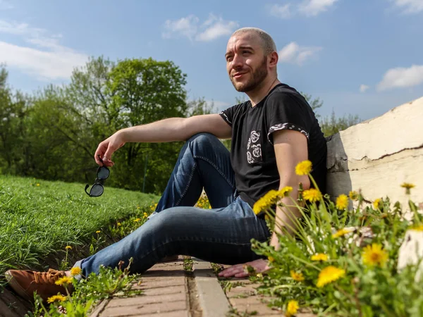 2019 Moscow Russia Young Bearded Blonde Man Sitting Ruins Spring — Stock Photo, Image