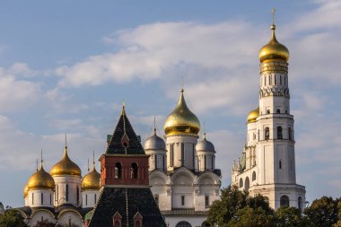 2019.09.07, Moskova, Rusya. Kremlin mimari topluluğu güneşli bir günde. Kiliselerin altın kubbeleri güneşte parıldıyor.