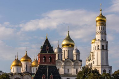 2019.09.07, Moskova, Rusya. Kremlin mimari topluluğu güneşli bir günde. Kiliselerin altın kubbeleri güneşte parıldıyor.