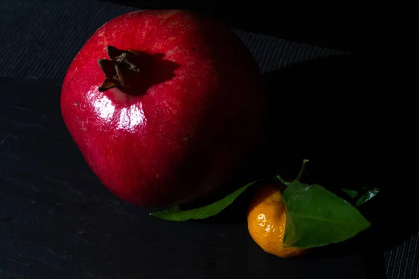 Naturaleza Muerta Con Granada Mandarina Una Llave Oscura Composición Frutas — Foto de Stock