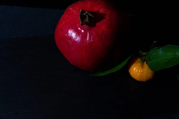 Nature Morte Avec Grenade Mandarine Dans Une Touche Sombre Composition — Photo