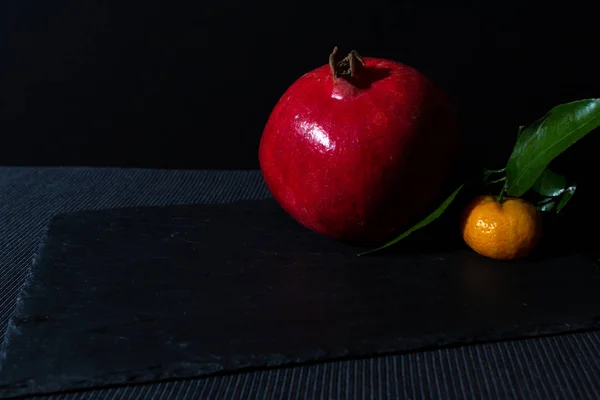 석류와 어두운 열쇠에 있습니다 배경에 과일들로 이루어져 있습니다 — 스톡 사진