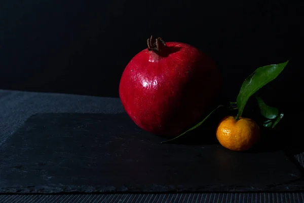 Naturaleza Muerta Con Granada Mandarina Una Llave Oscura Composición Frutas — Foto de Stock