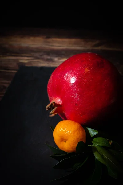 Naturaleza Muerta Con Granada Mandarina Una Llave Oscura Composición Frutas — Foto de Stock