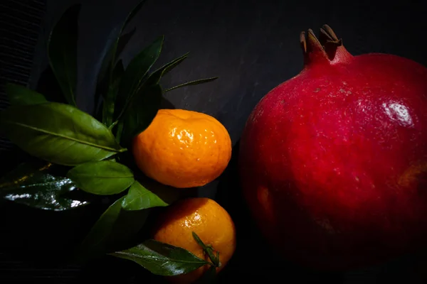 Bodegón Granadas Mandarinas Llave Oscura Composición Los Ingredientes Frutas Para — Foto de Stock