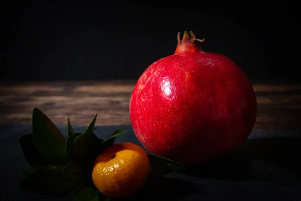 Naturaleza Muerta Con Granada Mandarina Una Llave Oscura Composición Frutas — Foto de Stock