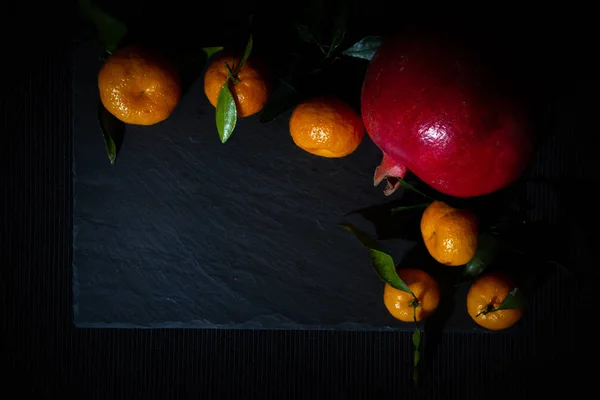 Bodegón Granadas Mandarinas Llave Oscura Composición Los Ingredientes Frutas Para — Foto de Stock