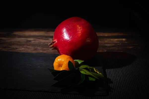 Naturaleza Muerta Con Granada Mandarina Una Llave Oscura Composición Frutas — Foto de Stock