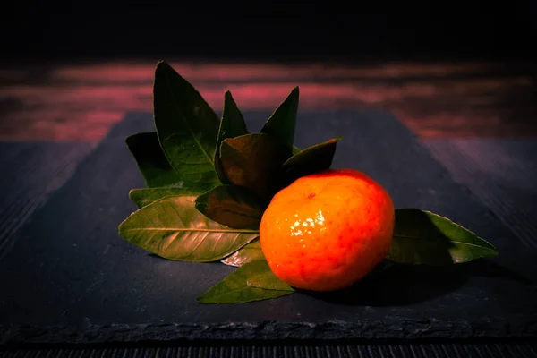 Stilleben Mandarin Med Gröna Blad Den Mörka Nyckeln — Stockfoto