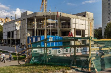 2019.09.01, Moskova, Rusya. Moskova 'nın en eski sinemalarından biri olan Orbita' nın (Kolomenskaya metro istasyonu yakınında) yeniden inşası. Vinç ve inşaat alanı kapanıyor.