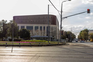 2019.09.01, Moskova, Rusya. Moskova 'daki Alexandrinsky Tiyatrosu' nun binası bitmek üzere. Moskova 'nın yeni mimarisi ve arabaları yolda..