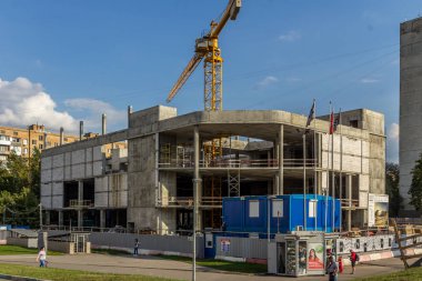 2019.09.01, Moskova, Rusya. Moskova 'nın en eski sinemalarından biri olan Orbita' nın (Kolomenskaya metro istasyonu yakınında) yeniden inşası. Vinç ve inşaat alanı kapanıyor.