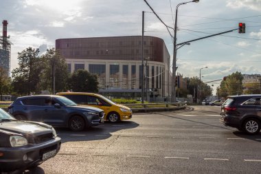 2019.09.01, Moskova, Rusya. Moskova 'daki Alexandrinsky Tiyatrosu' nun binası bitmek üzere. Moskova 'nın yeni mimarisi ve arabaları yolda..