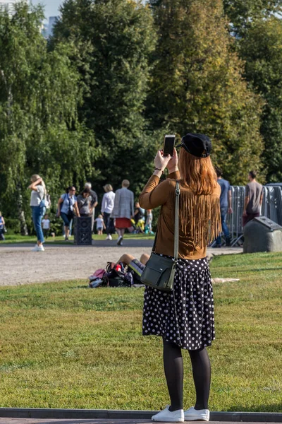 2019 Moskwa Rosja Młoda Kobieta Strzelająca Celu Moskiewskim Parku Spacerując — Zdjęcie stockowe