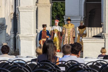 2019.08.31, Moskova, Rusya. Kolomenskoye Parkı 'ndaki Çarlık döneminden kalma tarihi kostüm gösterisi. Eski bir kilisenin merdivenlerinde duran kraliyet kıyafeti giyen aktörler..