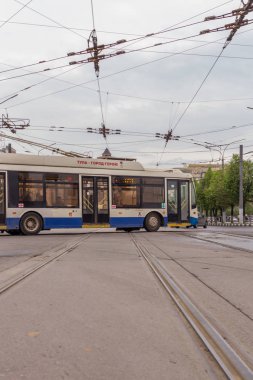 10.05.2019, Tula, Rusya. Antik Tula şehrinin caddesinde tramvay gezintisi.