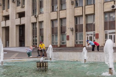 2019.05.10, Tula, Rusya. Parktaki fıskiyenin orada oynayan çocuklar. Rusya 'nın tarihi yerlerinde iş günlerinde sallanıyorlar..