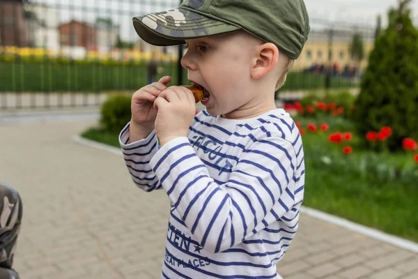 2019 Tula Russie Petit Garçon Portant Une Chemise Dépouillée Mangeant — Photo