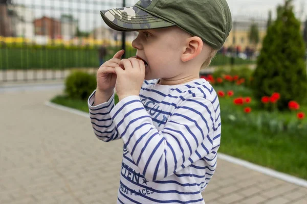 2019 Tula Rusland Een Jongetje Met Een Gestript Shirt Dat — Stockfoto