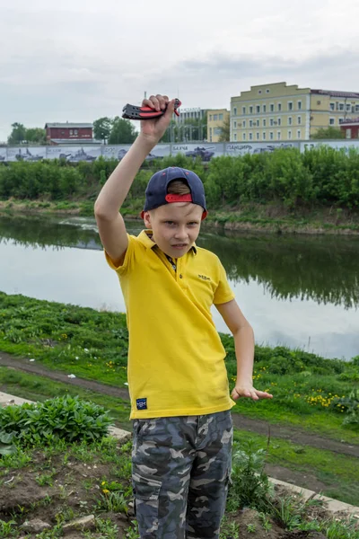 2019 Tula Rusia Chico Con Polo Amarillo Una Gorra Béisbol — Foto de Stock