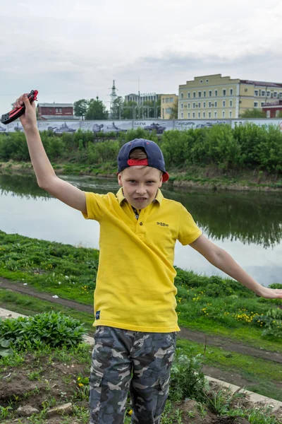 2019 Tula Rusia Chico Con Polo Amarillo Una Gorra Béisbol — Foto de Stock