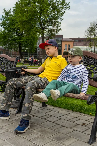 2019 Tula Rusia Niño Bajando Del Banco Niños Jugando Parque — Foto de Stock