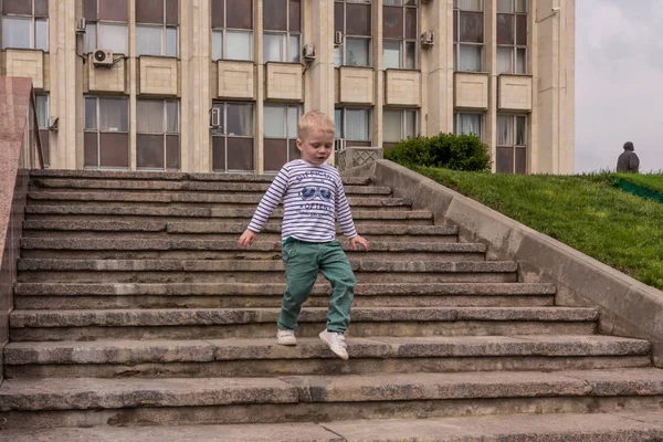 2019 Tula Russie Petit Garçon Portant Une Chemise Rayée Qui — Photo