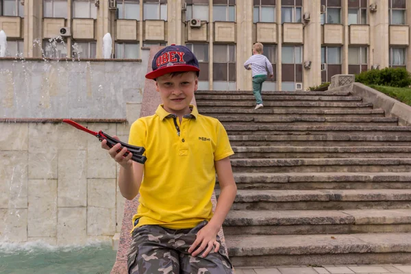 2019 Tula Rusia Dos Chicos Corriendo Arriba Abajo Por Las — Foto de Stock